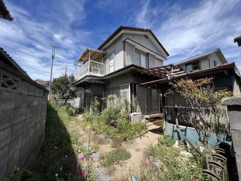 A used detached house located in a quiet residential area, with a well-developed surrounding area♪