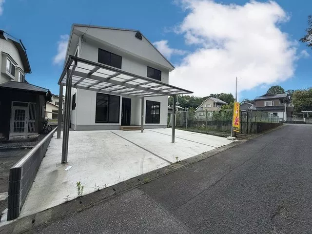 ◇Full interior and exterior renovation completed◇◇South-facing road◇Carport◇Built in 2004.