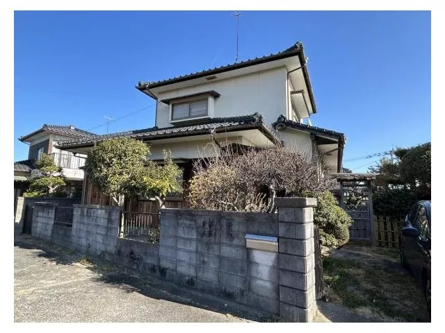 A two-story 4DK with a rich living environment within 1 km of the station, junior high school, and convenience store.