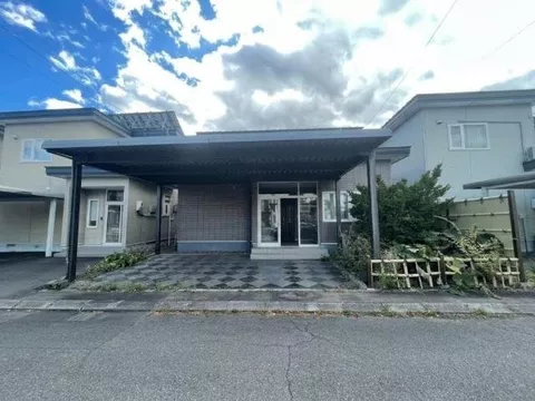 A wooden 4LDK house within walking distance of convenience stores and commercial facilities.