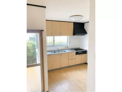 8-minute walk from "Hirabayashi" Station on the Nanko Port Town Line, within walking distance to Shin-Kita Island Elementary School and Shin-Kita Island Junior High School