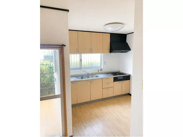 8-minute walk from "Hirabayashi" Station on the Nanko Port Town Line, within walking distance to Shin-Kita Island Elementary School and Shin-Kita Island Junior High School