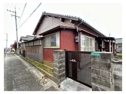 There is a covered wood area and a laundry room, and the 5DK layout of the single-story house allows for smooth and comfortable household movement.