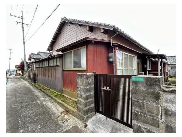There is a covered wood area and a laundry room, and the 5DK layout of the single-story house allows for smooth and comfortable household movement.