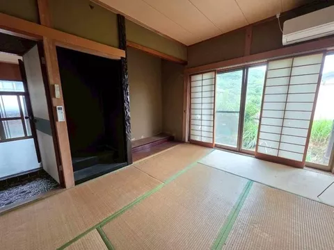 A single-story house on a corner lot with a sense of openness has become available! The rich natural living environment is attractive♪