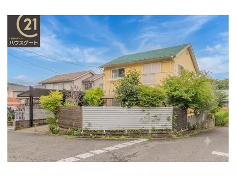 Corner lot with a wide view. A residence with a garden suitable for home gardening and landscaping