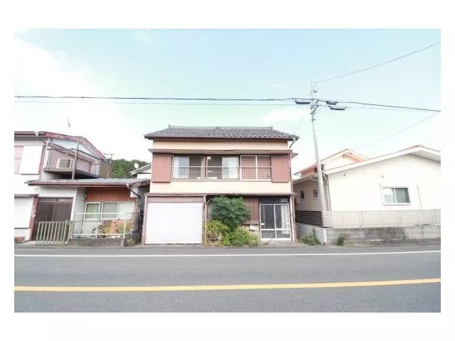Building coverage ratio exceeded, slight tilt of the building, nearby parking available: 10,000 yen/year