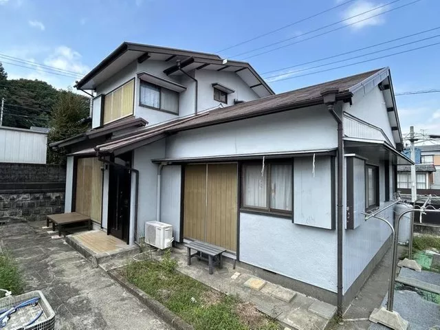 Located on a corner lot with a garden on the south side, it has good sunlight as it faces south.