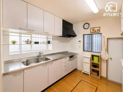 ~A home with a spacious living room for your family to relax~~2 minutes on foot to the bus stop~ - Image 2