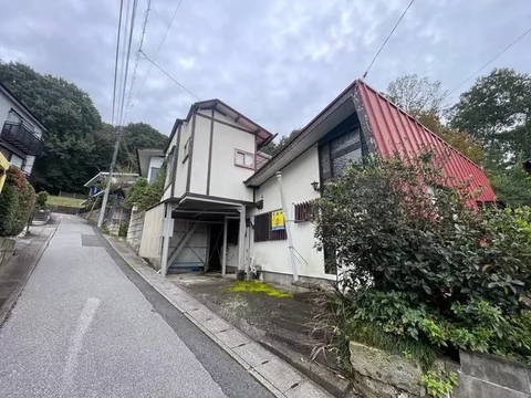Green-rich residential area, south garden, land over 50 tsubo, no buildings in front, located on a high ground, Japanese-style room