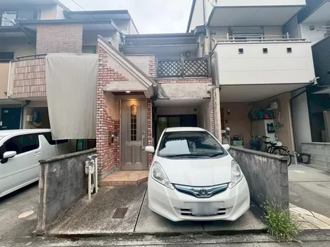 ◎Immediate viewing available! South-facing! All rooms over 6 tatami mats! ◎Renovation history available! 3-way access!