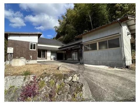 A single-story 7DK surrounded by nature, land area 556 tsubo, with garage and storage