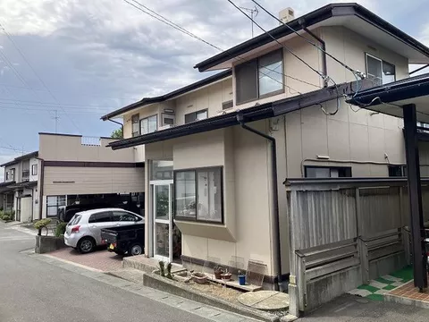 3-minute walk to Sunday Hachinohe Aida store, parking space for 3 cars, spacious 8DK