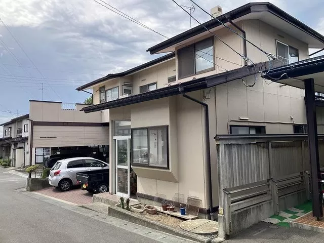 3-minute walk to Sunday Hachinohe Aida store, parking space for 3 cars, spacious 8DK
