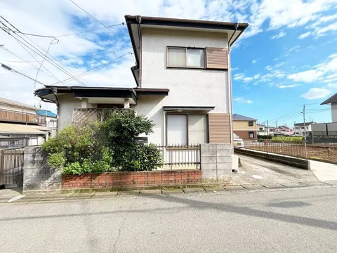 Land with a sense of openness on a north-west corner lot! Well-developed surrounding environment