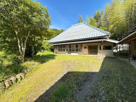 Traditional farmhouse with a rural landscape surrounded by greenery ♪ A calm rural scenery, about a 10-minute drive to the city center