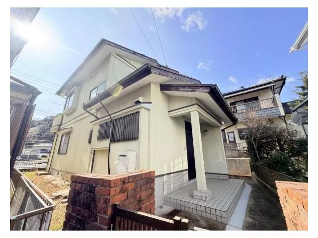 A fun layout with a bay window and loft. This property has a warm atmosphere with a southern garden.