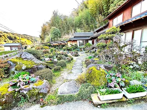 A quiet living environment with a good view.