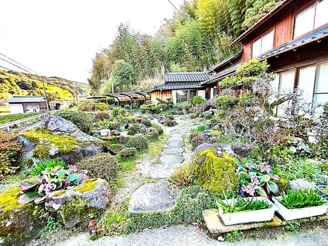 A quiet living environment with a good view.
