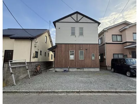 An ideal home nestled in a quiet residential area just one street off the new national road ♪