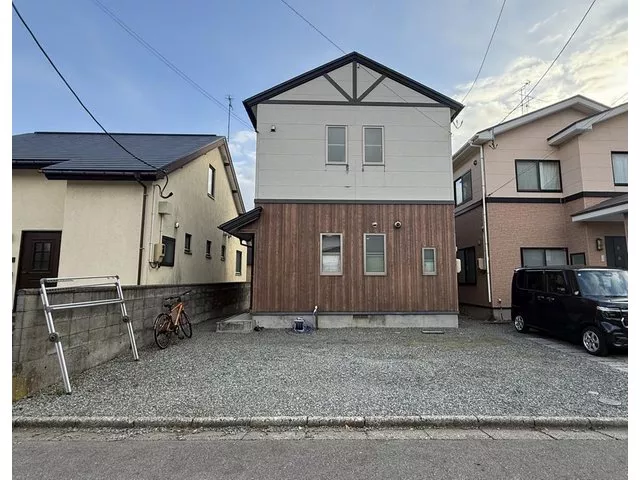 An ideal home nestled in a quiet residential area just one street off the new national road ♪
