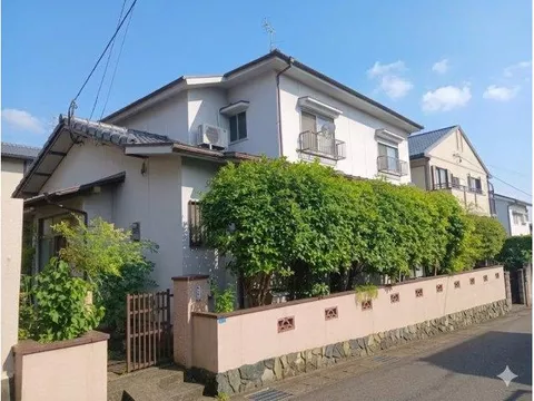 A house with a traditional Japanese garden♪ There is also a storage room!!