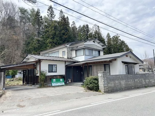 A prime location just 10 minutes on foot from the station!