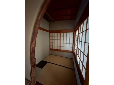 Charming interior construction, just 500 meters to Midoaka Elementary School, making it easy to commute to school.