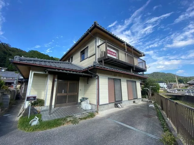 Two large warehouses and a steel-framed garage! Spacious 6SDK house on approximately 130 tsubo of land!