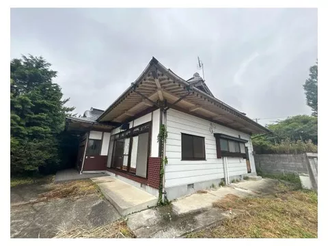 A single-story house with a site area of 406 tsubo, surrounded by rural scenery, featuring 8DK.