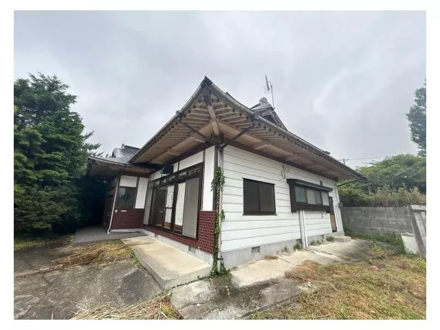A single-story house with a site area of 406 tsubo, surrounded by rural scenery, featuring 8DK.