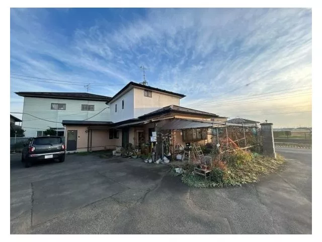Land area of 303 tsubo, with a storage shed and ample storage, a two-story 3LDK with all rooms over 6 tatami mats