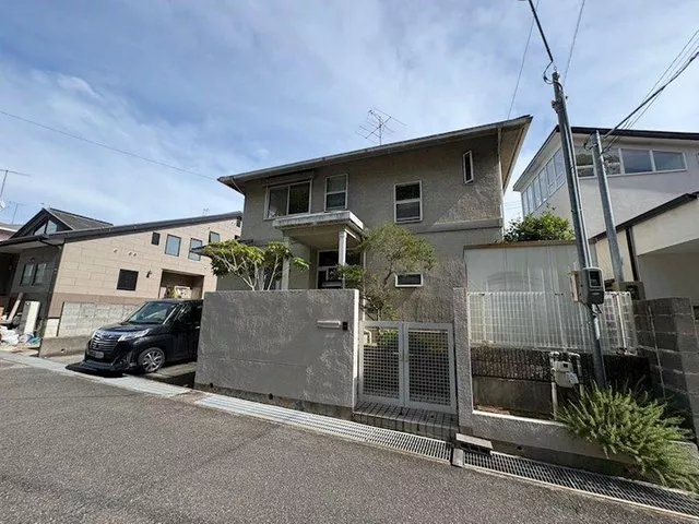 5LDK, parking for 2 cars, south-facing. With these conditions, it's 11.8 million yen.
