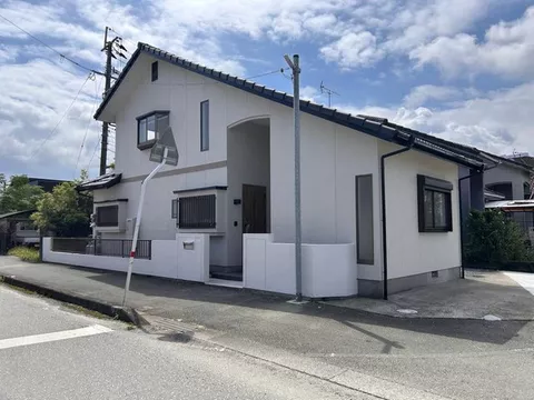 A house located in a quiet residential area! A two-story house with an open feel due to the atrium.