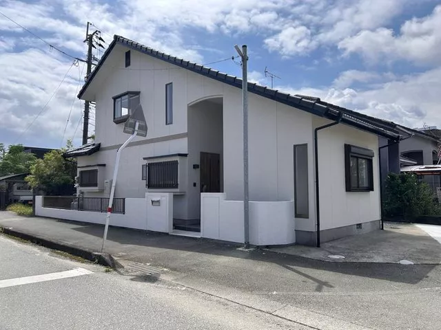 A house located in a quiet residential area! A two-story house with an open feel due to the atrium.