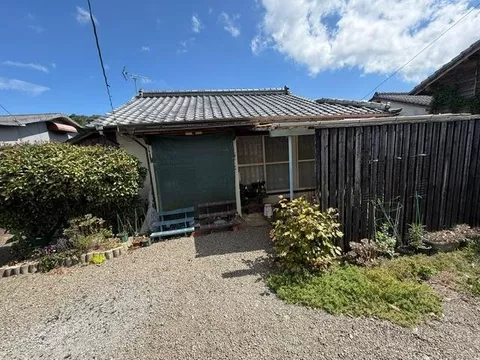Used house near the Miyakonojō market! The land area is approximately 138 tsubo, perfect for enjoying a home garden☆