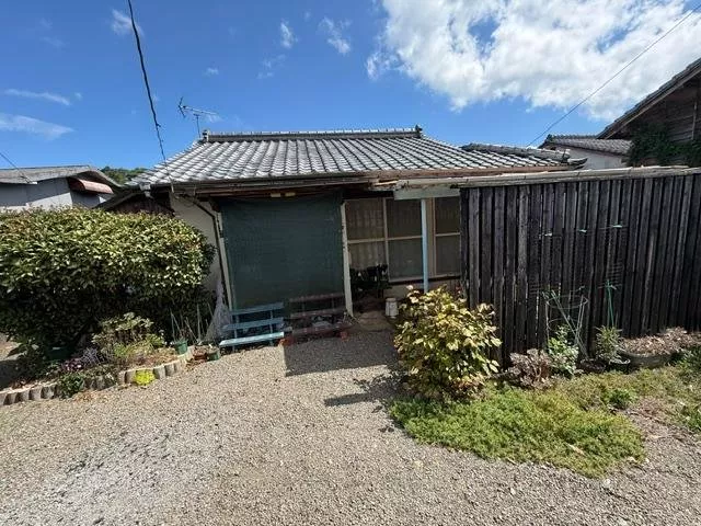 Used house near the Miyakonojō market! The land area is approximately 138 tsubo, perfect for enjoying a home garden☆