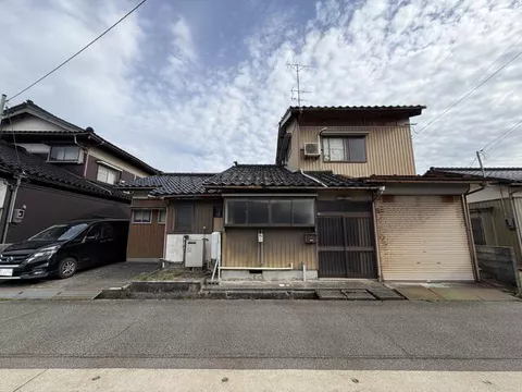 Nanto City, Hon-e (Takagi Station) 2-story building 5DK