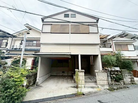 28 minutes by bus from Noto Railway Nanao Line "Nanao" Station, 2 minutes on foot from Demura