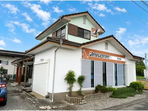 A spacious residential building with a store on approximately 100 tsubo of land.