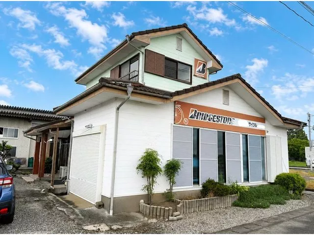 A spacious residential building with a store on approximately 100 tsubo of land.