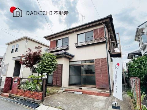 A comfortable home where Japanese and Western styles harmonize, featuring a tatami room and a dug-out kotatsu in the LDK♪