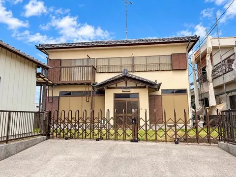 Daiso, Sukiya, and a drugstore are within about 5 minutes by car. There is also a warehouse.