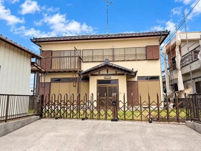 Daiso, Sukiya, and a drugstore are within about 5 minutes by car. There is also a warehouse.