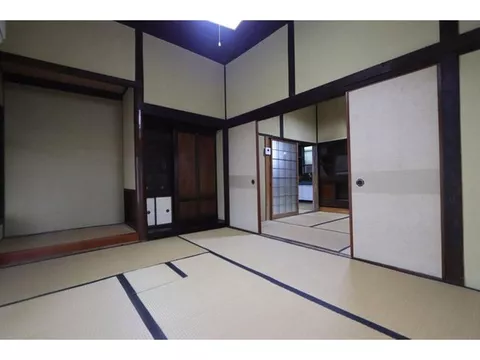 A house with connections ◎ Suitable for a two-family residence ◎ Property suitable for full renovation - Image 2