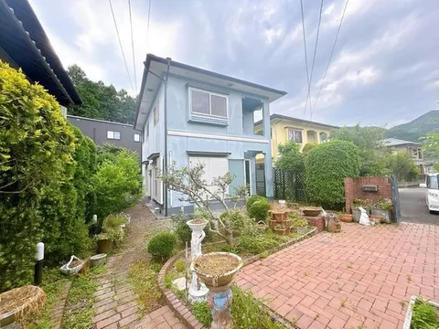Open house held / Immediate occupancy available / Parking for 3 or more cars available / Low surrounding traffic