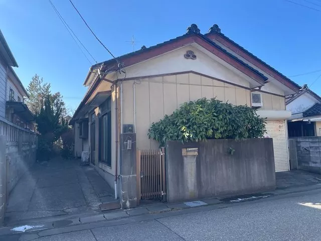 Property with a sunny garden and engawa, plus a garage!