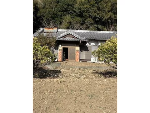 A nature-rich environment with a spacious land area of about 300 tsubo, perfect for enjoying a home garden, etc.