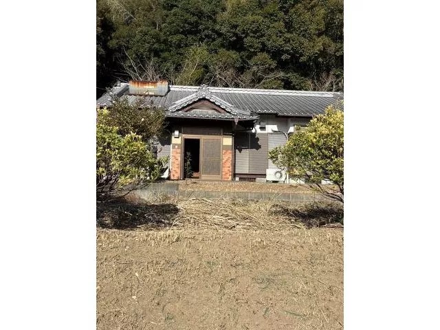 A nature-rich environment with a spacious land area of about 300 tsubo, perfect for enjoying a home garden, etc.