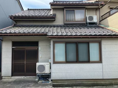 Renovation history available! Appliances such as air conditioning will be handed over as is, so you can start living right away!